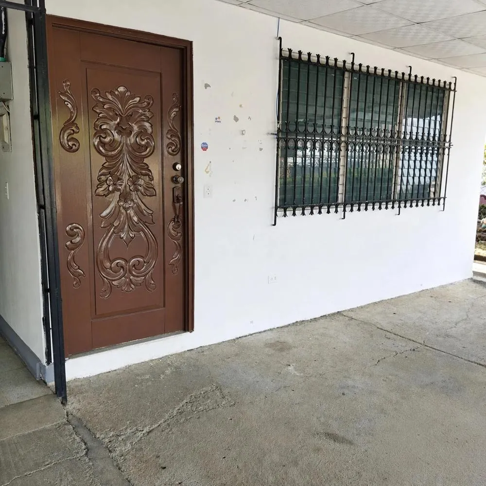 Se vende Propiedad de 8 Habitaciones con Zonificación Comercial