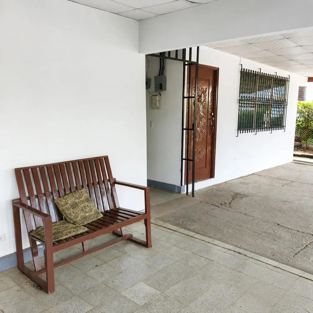 Se vende Propiedad de 8 Habitaciones con Zonificación Comercial