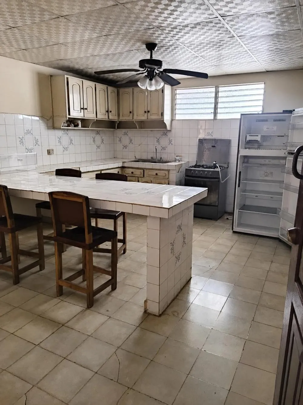 Se vende Propiedad de 8 Habitaciones con Zonificación Comercial
