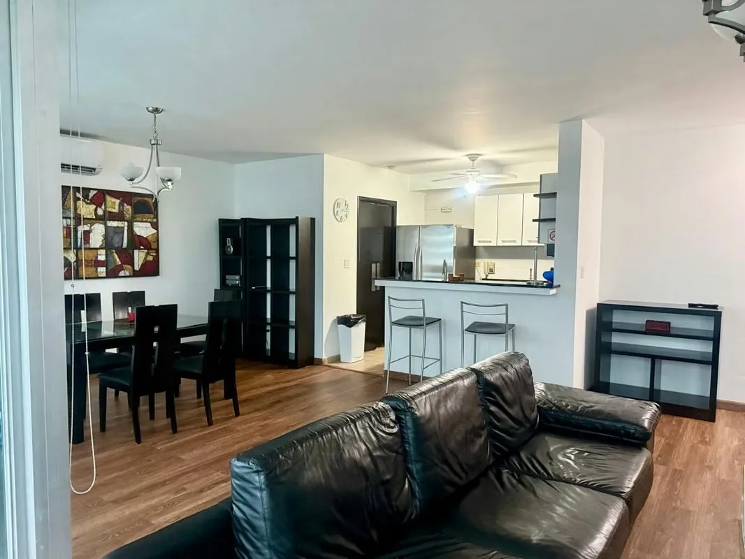 Penthouse Completamente Renovado, Vista Frente a la Bahía, Avenida Balboa $1,550