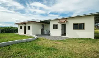 Casa en Alto Boquete con estudio y patio cercado.