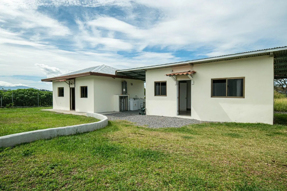 Casa en Alto Boquete con estudio y patio cercado.