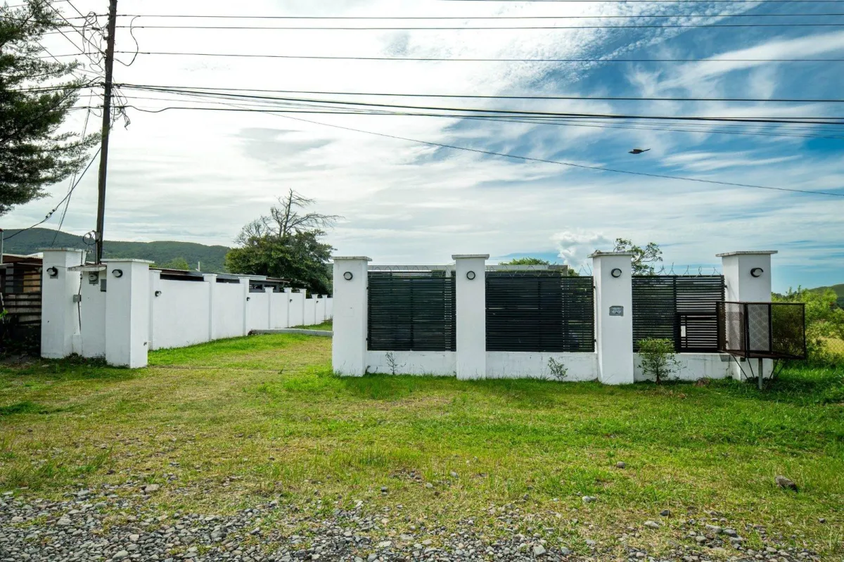 Casa en Alto Boquete con estudio y patio cercado.