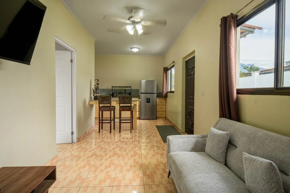 Casa en Alto Boquete con estudio y patio cercado.
