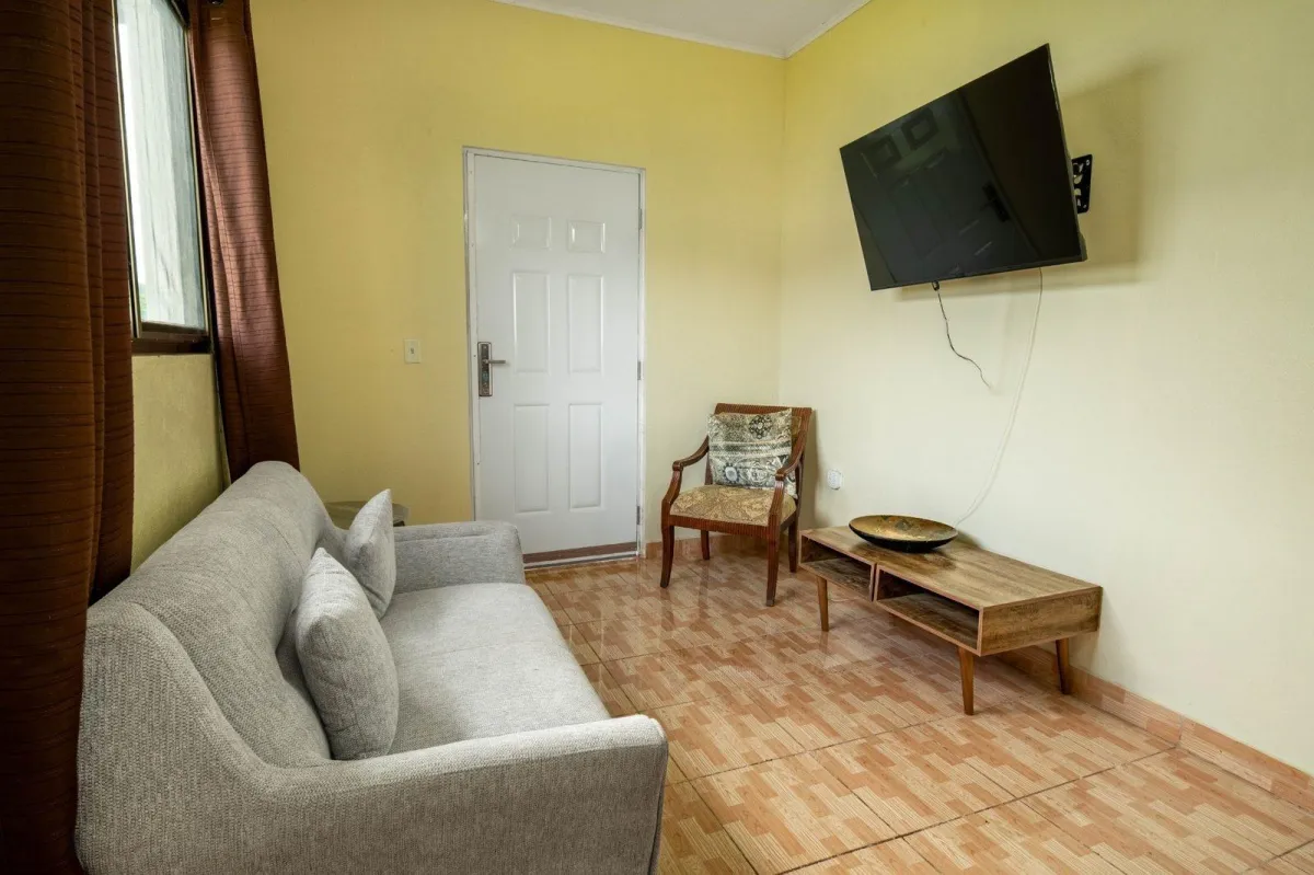 Casa en Alto Boquete con estudio y patio cercado.