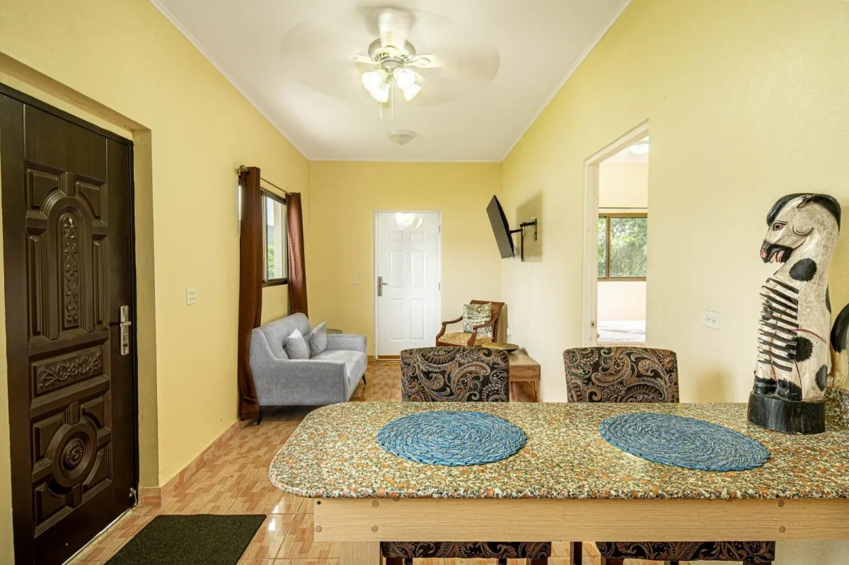 Casa en Alto Boquete con estudio y patio cercado.