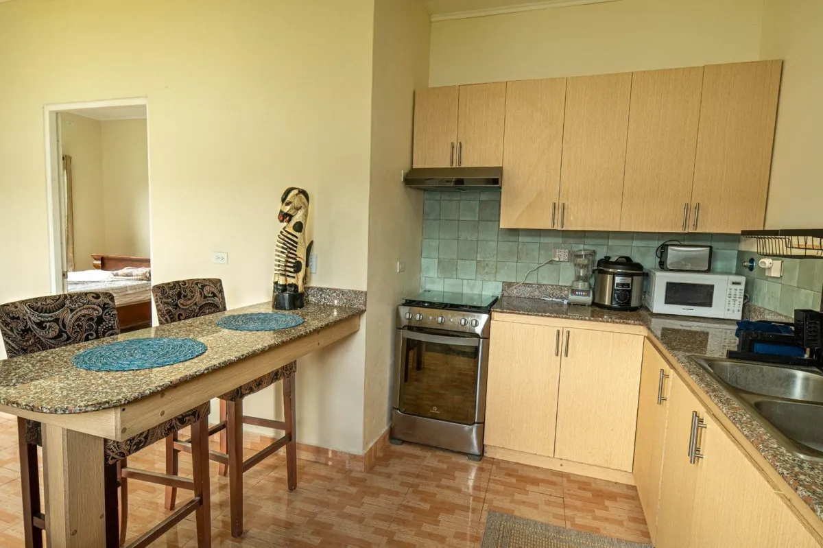Casa en Alto Boquete con estudio y patio cercado.