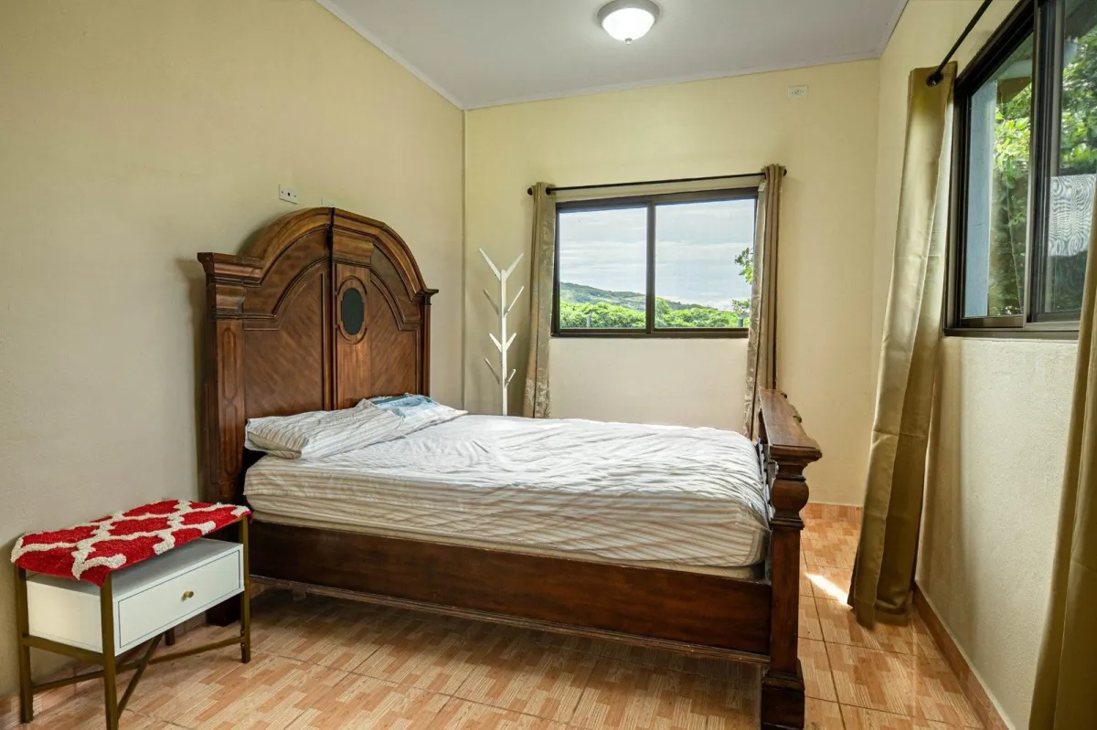 Casa en Alto Boquete con estudio y patio cercado.