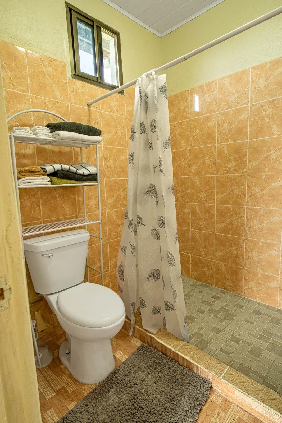 Casa en Alto Boquete con estudio y patio cercado.