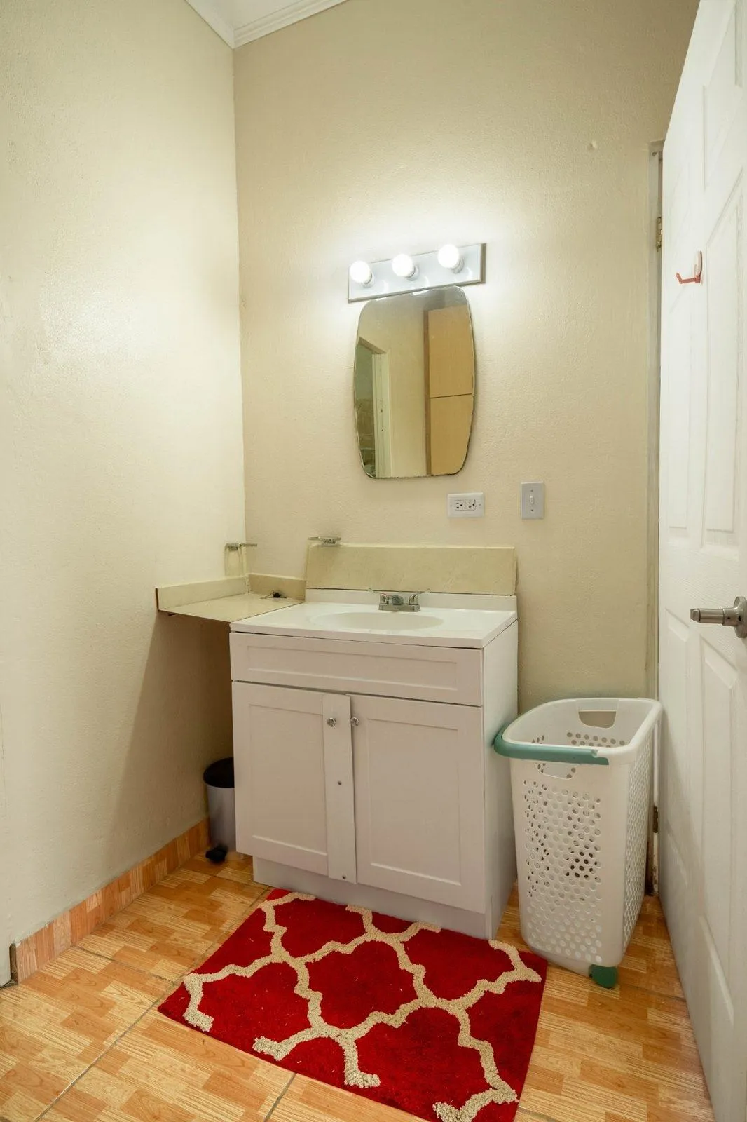 Casa en Alto Boquete con estudio y patio cercado.