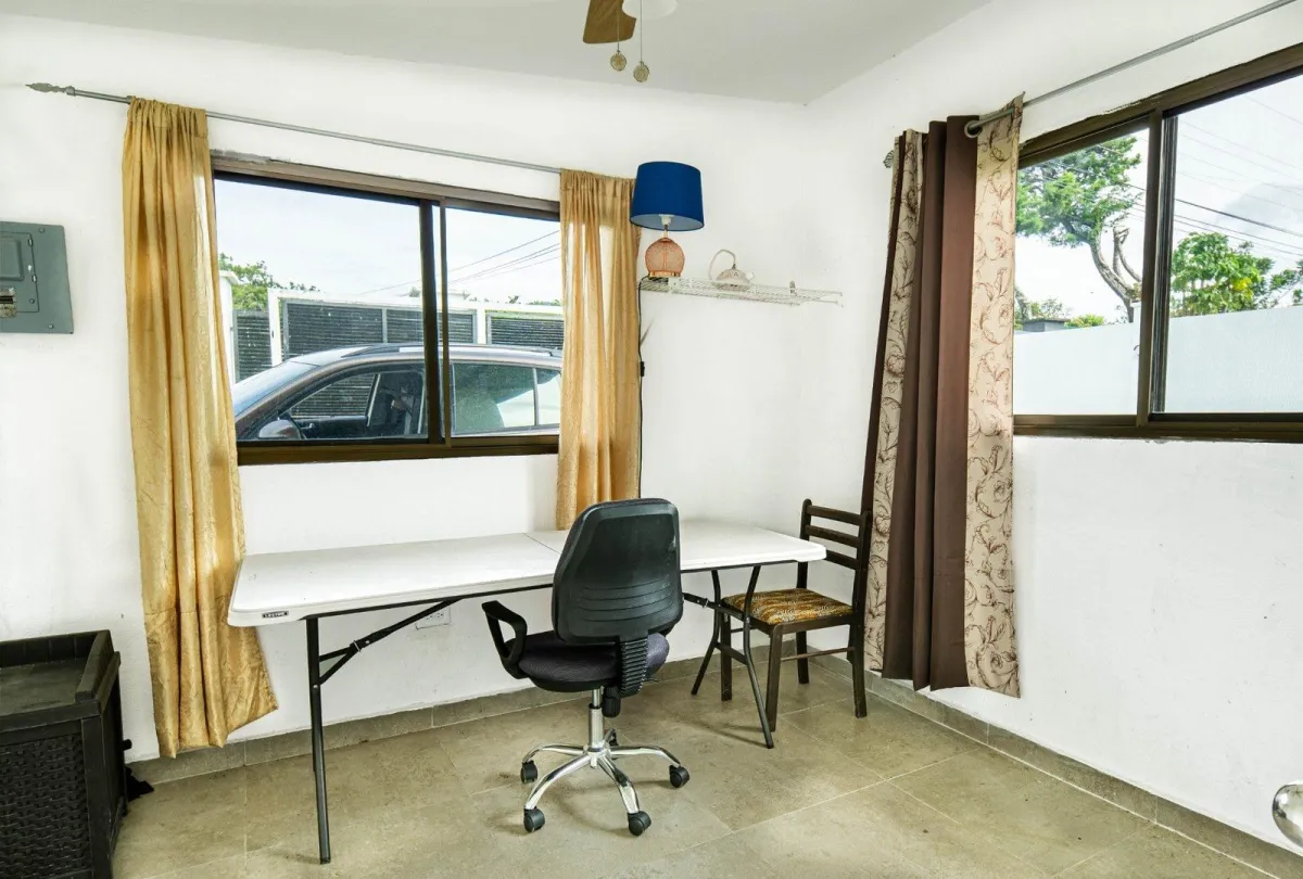 Casa en Alto Boquete con estudio y patio cercado.