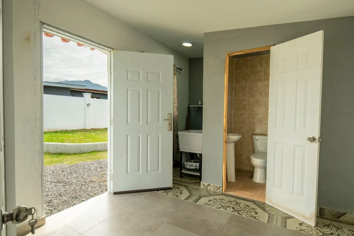 Casa en Alto Boquete con estudio y patio cercado.