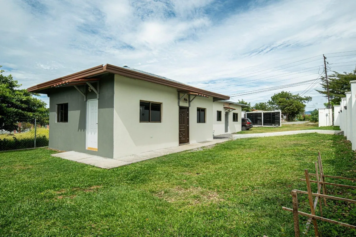 Casa en Alto Boquete con estudio y patio cercado.
