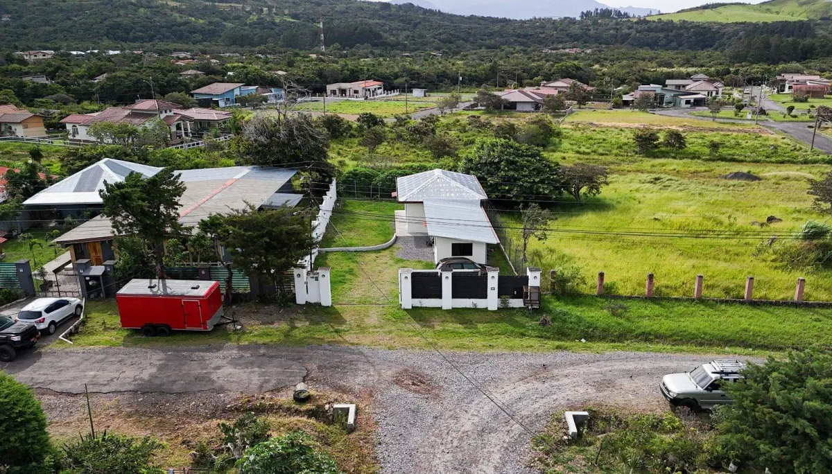 Casa en Alto Boquete con estudio y patio cercado.