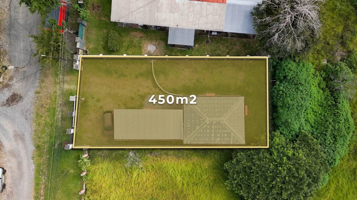 Casa en Alto Boquete con estudio y patio cercado.