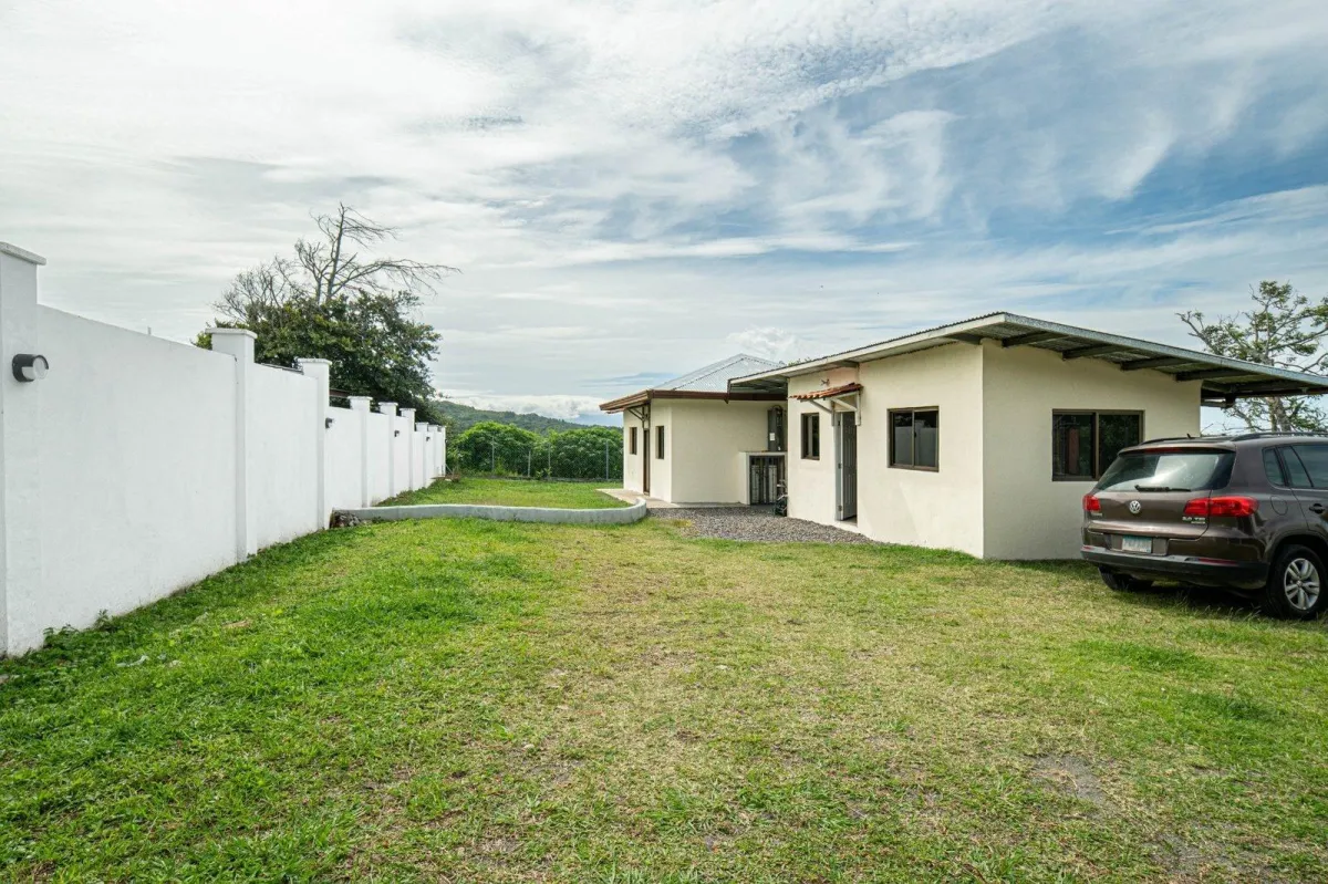 Casa en Alto Boquete con estudio y patio cercado.