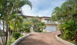 Casa Frente a la Playa de 4 Habitaciones con Piscina en Boca Chica