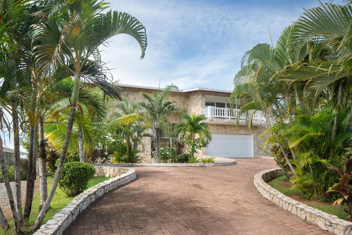 Casa Frente a la Playa de 4 Habitaciones con Piscina en Boca Chica