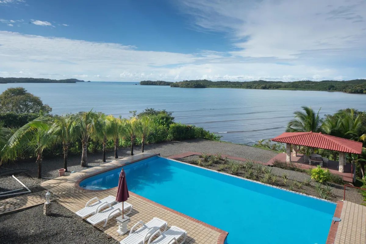 Casa Frente a la Playa de 4 Habitaciones con Piscina en Boca Chica