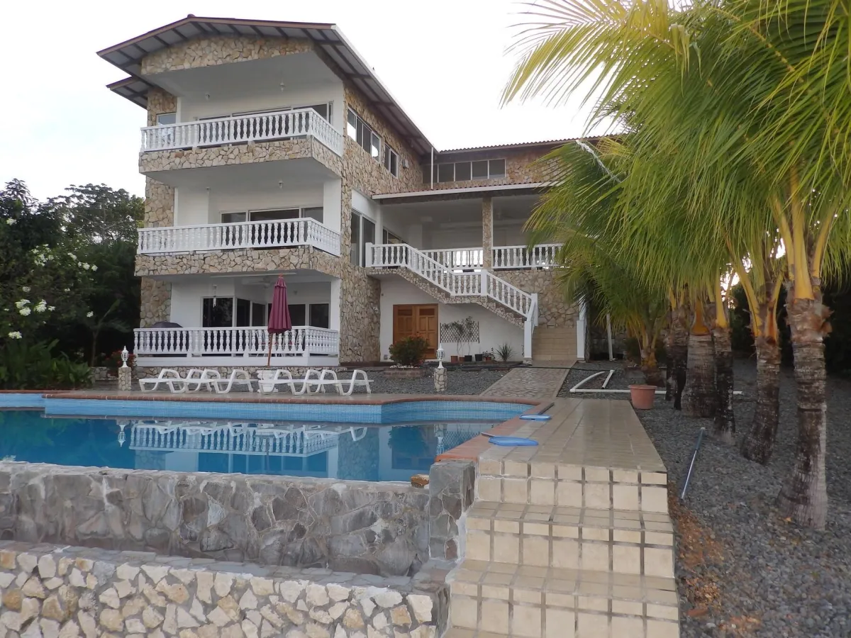 Casa Frente a la Playa de 4 Habitaciones con Piscina en Boca Chica