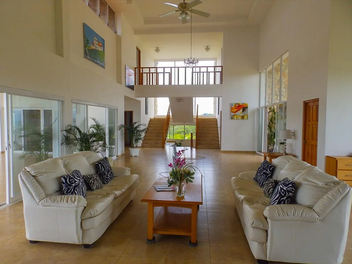 Casa Frente a la Playa de 4 Habitaciones con Piscina en Boca Chica