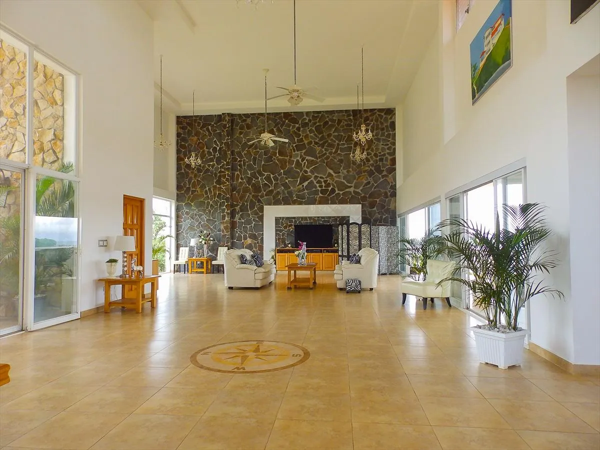 Casa Frente a la Playa de 4 Habitaciones con Piscina en Boca Chica