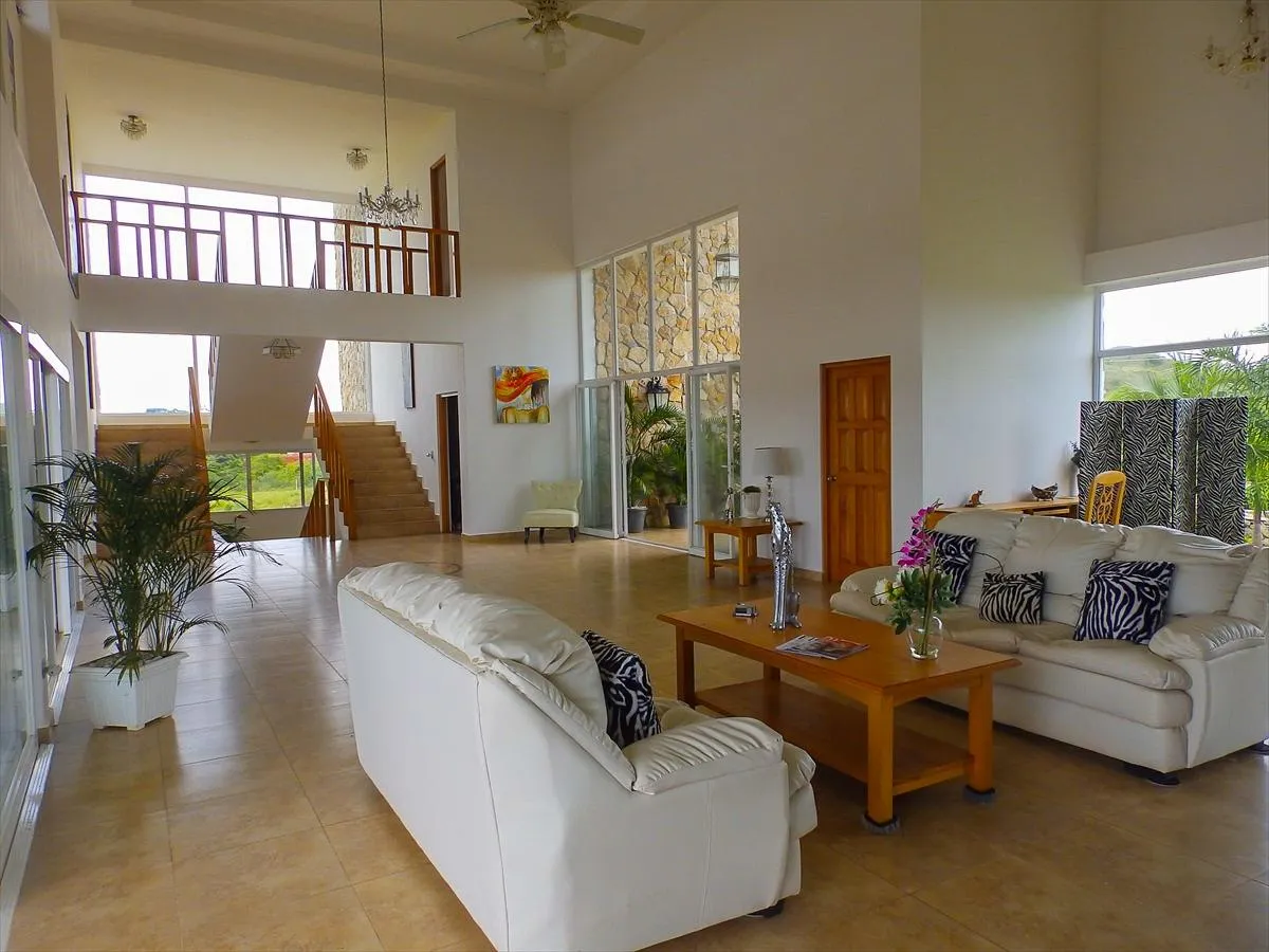 Casa Frente a la Playa de 4 Habitaciones con Piscina en Boca Chica