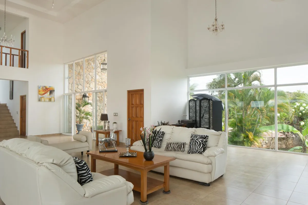 Casa Frente a la Playa de 4 Habitaciones con Piscina en Boca Chica