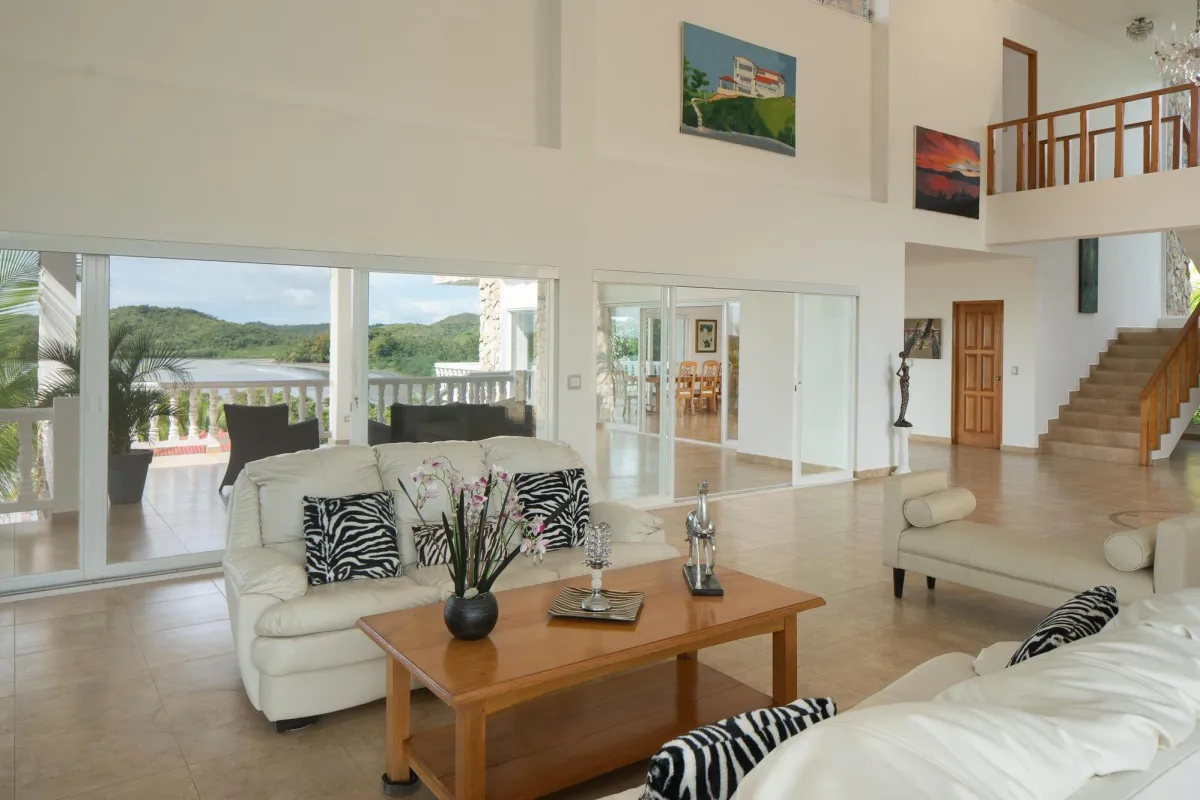 Casa Frente a la Playa de 4 Habitaciones con Piscina en Boca Chica