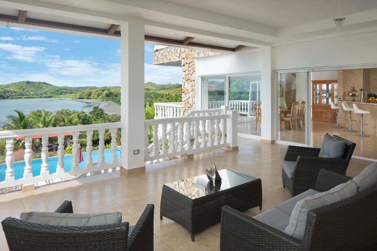 Casa Frente a la Playa de 4 Habitaciones con Piscina en Boca Chica