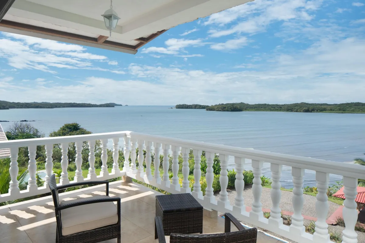 Casa Frente a la Playa de 4 Habitaciones con Piscina en Boca Chica