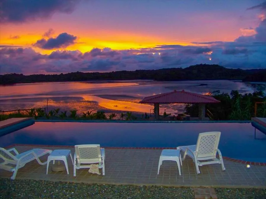 Casa Frente a la Playa de 4 Habitaciones con Piscina en Boca Chica