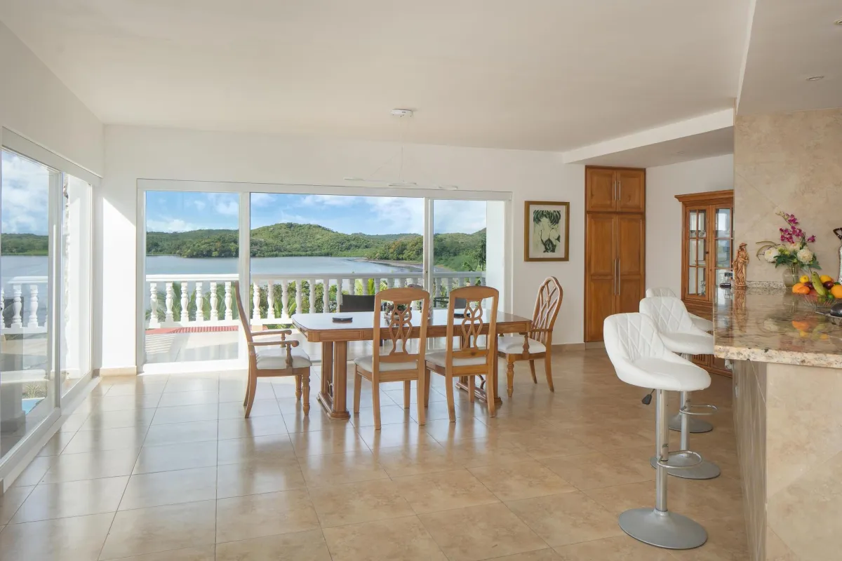 Casa Frente a la Playa de 4 Habitaciones con Piscina en Boca Chica