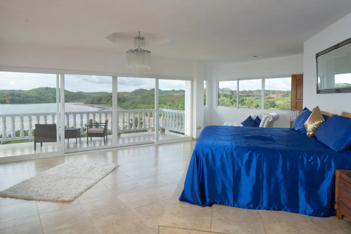 Casa Frente a la Playa de 4 Habitaciones con Piscina en Boca Chica