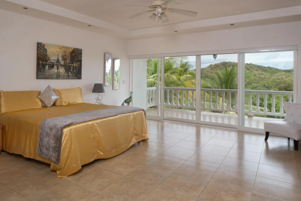 Casa Frente a la Playa de 4 Habitaciones con Piscina en Boca Chica