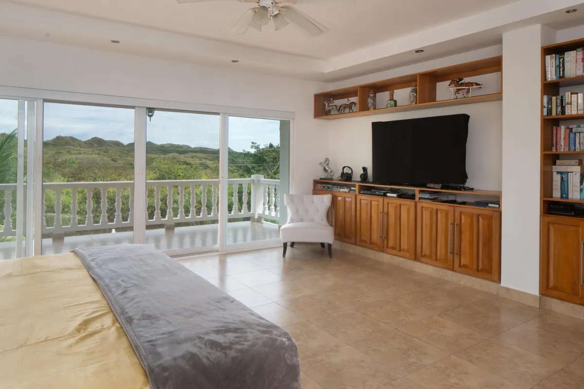 Casa Frente a la Playa de 4 Habitaciones con Piscina en Boca Chica