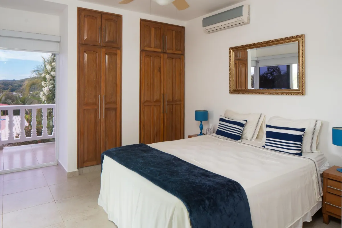 Casa Frente a la Playa de 4 Habitaciones con Piscina en Boca Chica