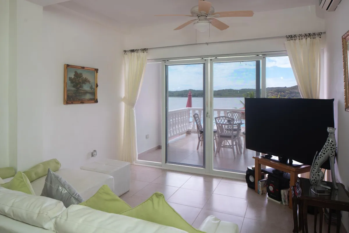 Casa Frente a la Playa de 4 Habitaciones con Piscina en Boca Chica