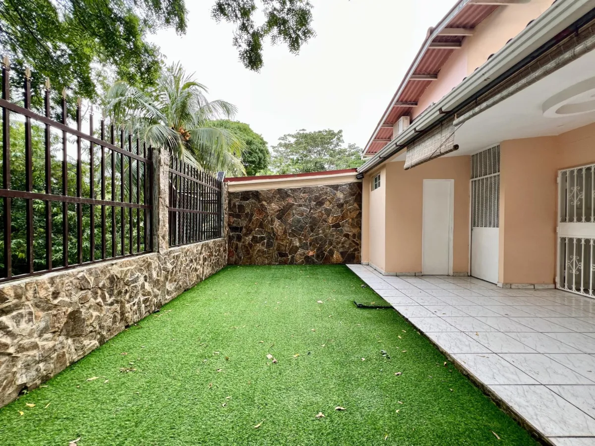 HOUSE for SALE in Condado del Rey