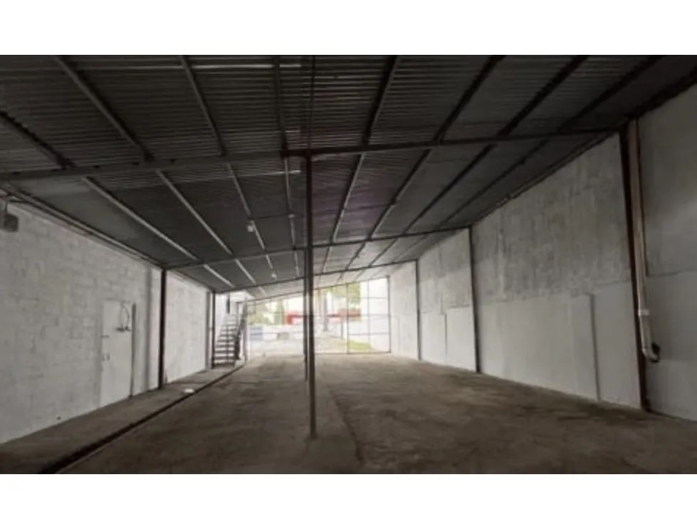 Commercial Property with Warehouse and Showroom for Rent | 24 de Diciembre