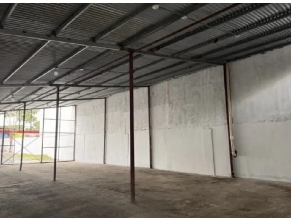 Commercial Property with Warehouse and Showroom for Rent | 24 de Diciembre