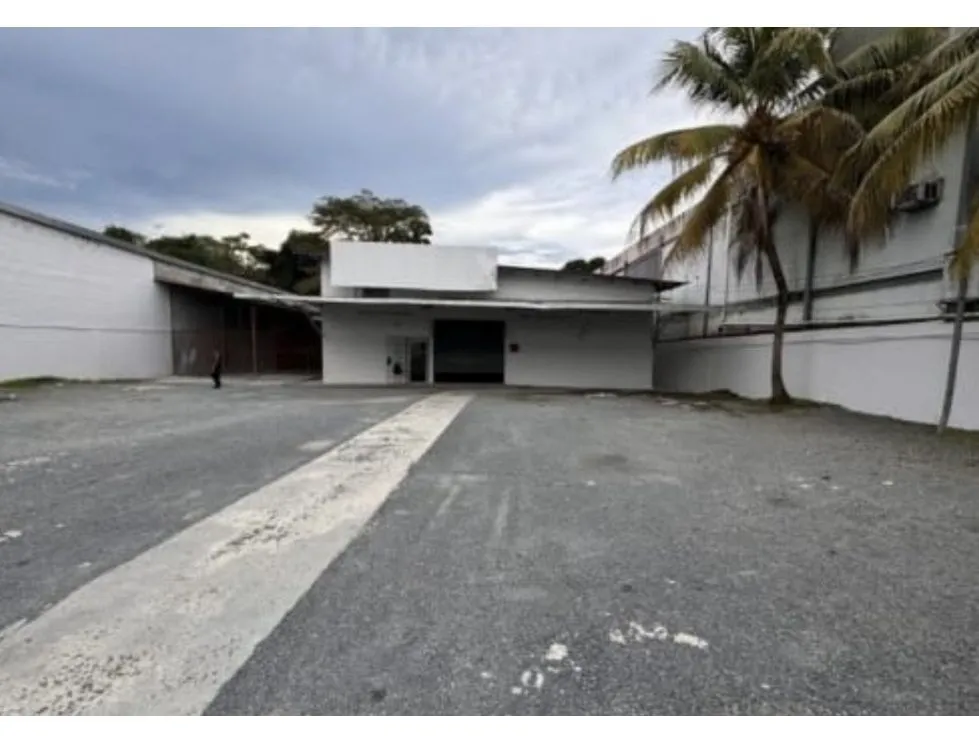 Commercial Property with Warehouse and Showroom for Rent | 24 de Diciembre