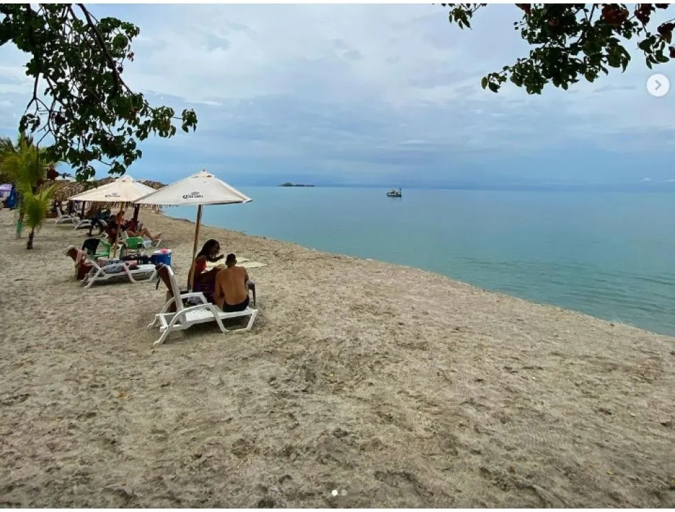 Sale of 5,000 m² Beach Land with Operating Business in Farallón, Cod-J220