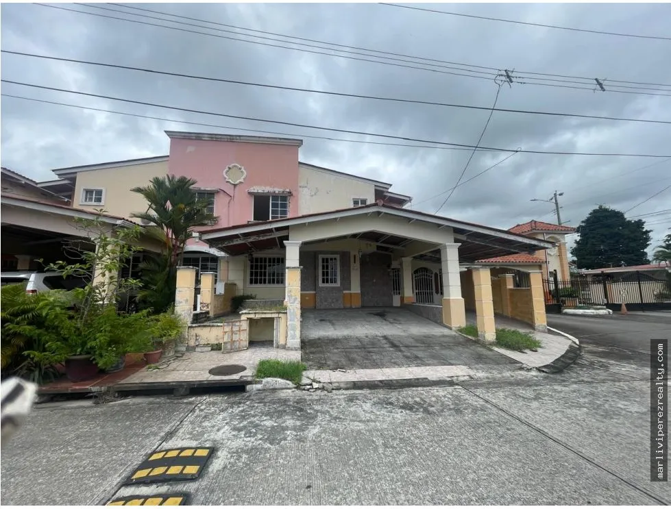 Дом в Villa Lucre на продажу