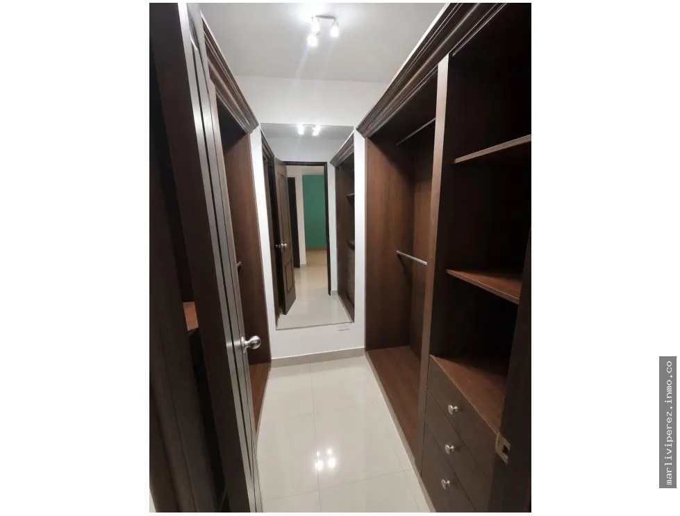 Alquiler de Apartamento Amoblado en Obarrio, piso alto (NEGOCIABLE)