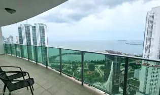 Se vende apartamento en PH Allure piso alto con vista al mar