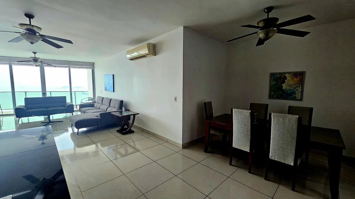 Se vende apartamento en PH Allure piso alto con vista al mar