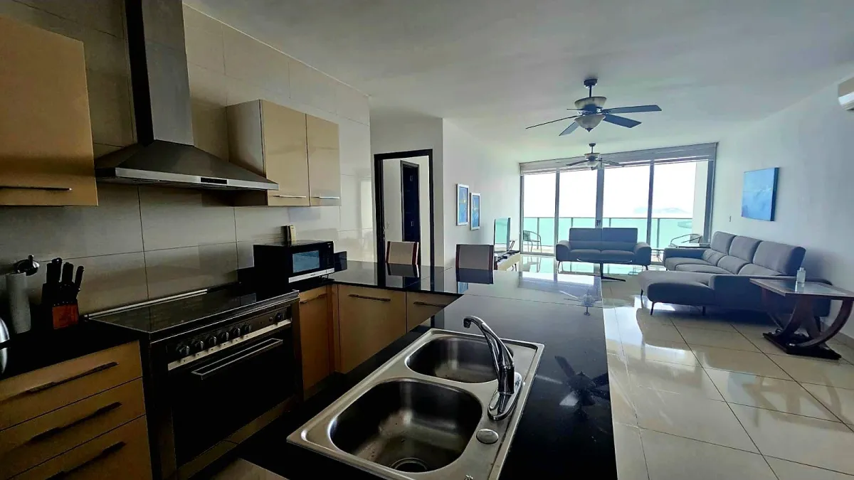 Se vende apartamento en PH Allure piso alto con vista al mar