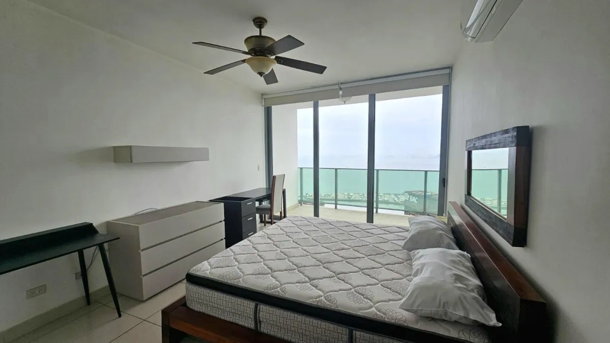 Se vende apartamento en PH Allure piso alto con vista al mar