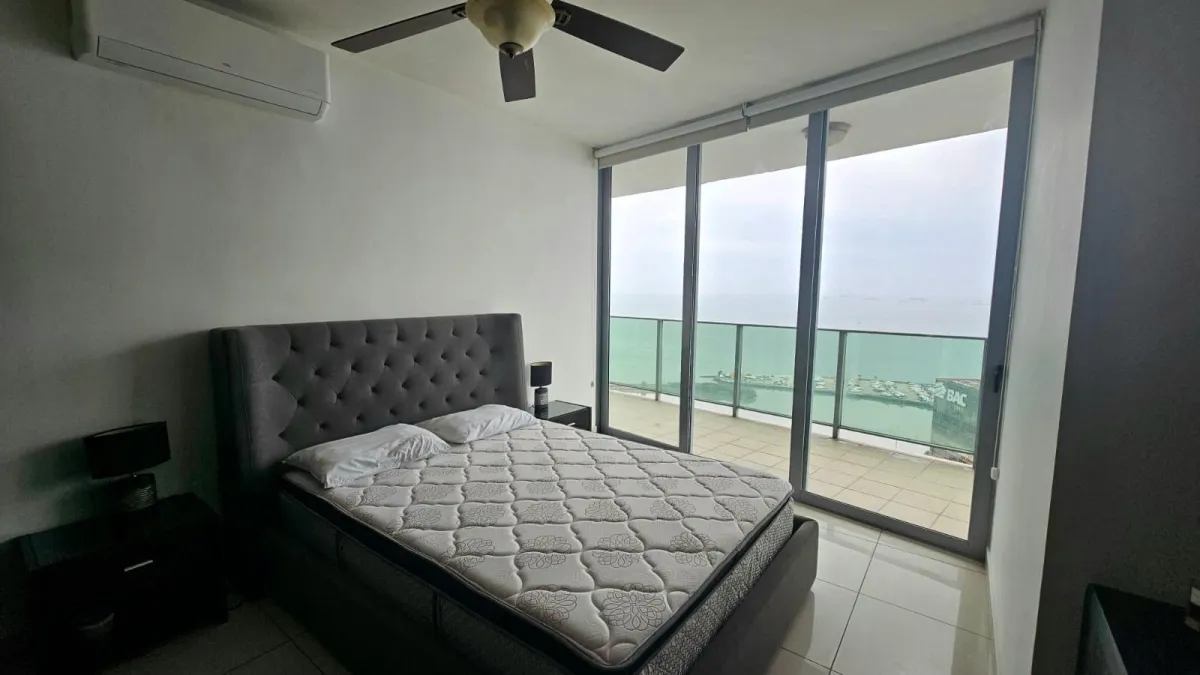 Se vende apartamento en PH Allure piso alto con vista al mar